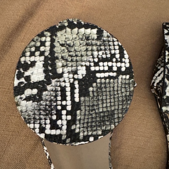 *New W/O Tags* SHEIN Square Circle Animal Print Flat Sandals, Sz 39 - Picture 3 of 7